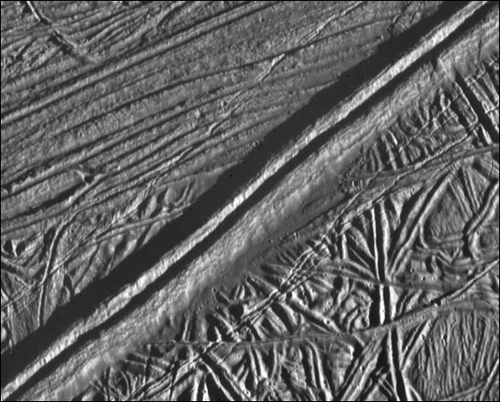 fig 1 - zoom photo of icy double-ridge